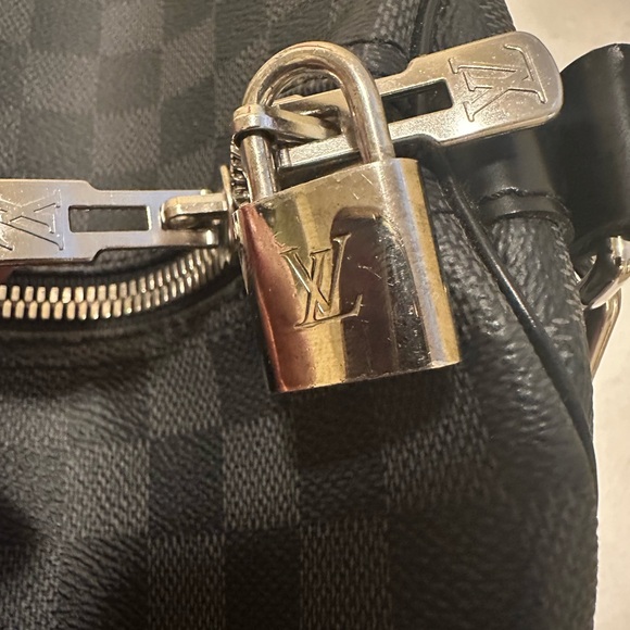 The famous Louis Vuitton Keepall Bandoulière 55 in Damier Graphite coated canvas - Picture 5 of 7